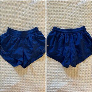 LULULEMON HOTTY HOT LOW-RISE LINED SHORTS 2.5" SIZE 2 BLUE